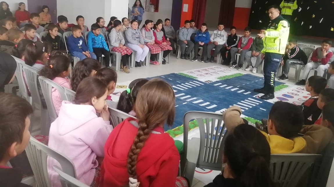 OKULUMUZDA TRAFİK POLİSLERİ ÖĞRENCİLERE EĞİTİM VERMİŞTİR...